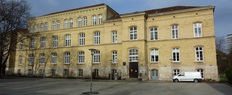Frontansicht des Fachgerichtszentrums Braunschweig, in welchem das Sozialgericht und das Verwaltungsgericht untergebracht sind.